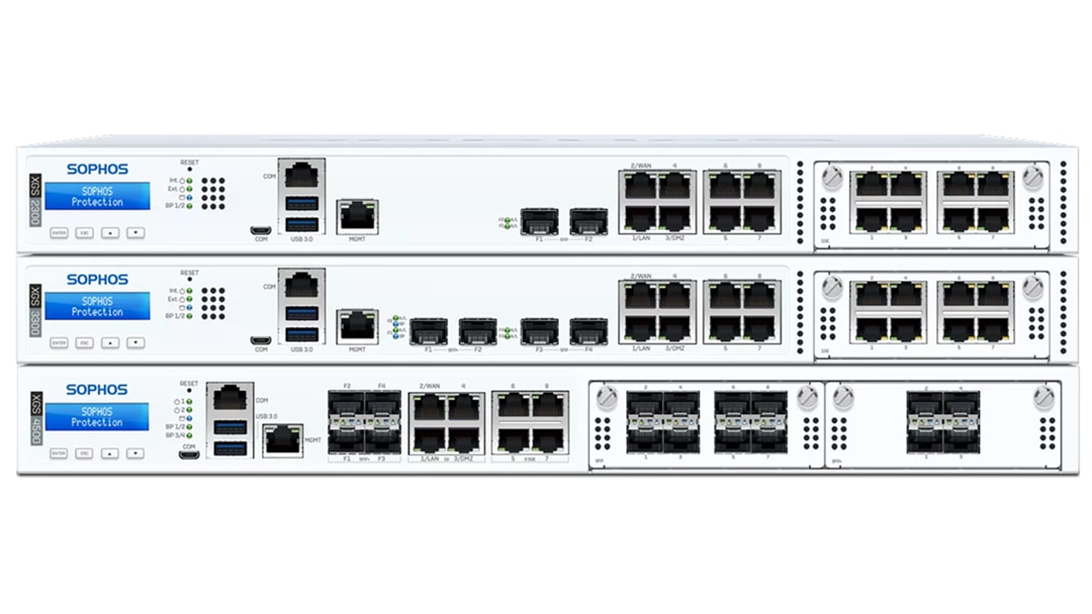 Appliances Sophos Firewall XGS em rack, com chassi branco/cinza-claro